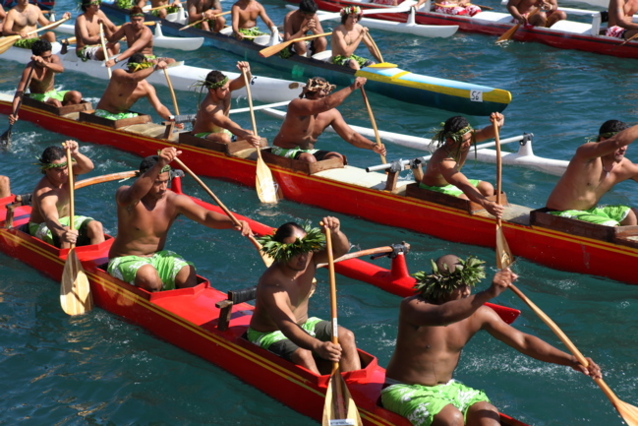 4 pirogues pendant la course entre tahiti et moorea 4 pirogues pendant la course entre tahiti et moorea