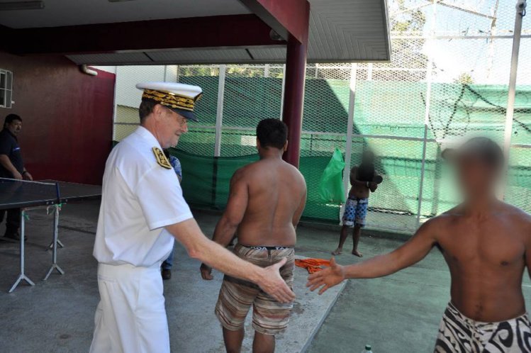Le haut-commissaire René Bidal, lors de sa première visite à Nuutania fin juillet.