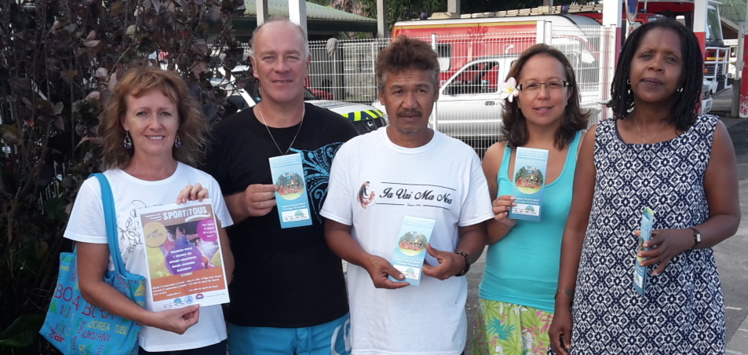 Le comité des parents (avec de gauche à droite : Brigitte et Xavier Le Faou, major de la gendarmerie de Bora Bora, Alfred, Tehani et Maryse psychologue scolaire) vous présente le nouveau flyer santé et hygiène.