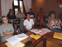 Parmi les personnalités, on remarquait notamment la présence de madame Agnès JAGUENEAU représentant le Haut-commissaire (à gauche), madame la ministre Teura IRITI et madame Armelle MERCERON Parmi les personnalités, on remarquait notamment la présence de madame Agnès JAGUENEAU représentant le Haut-commissaire (à gauche), madame la ministre Teura IRITI et madame Armelle MERCERON