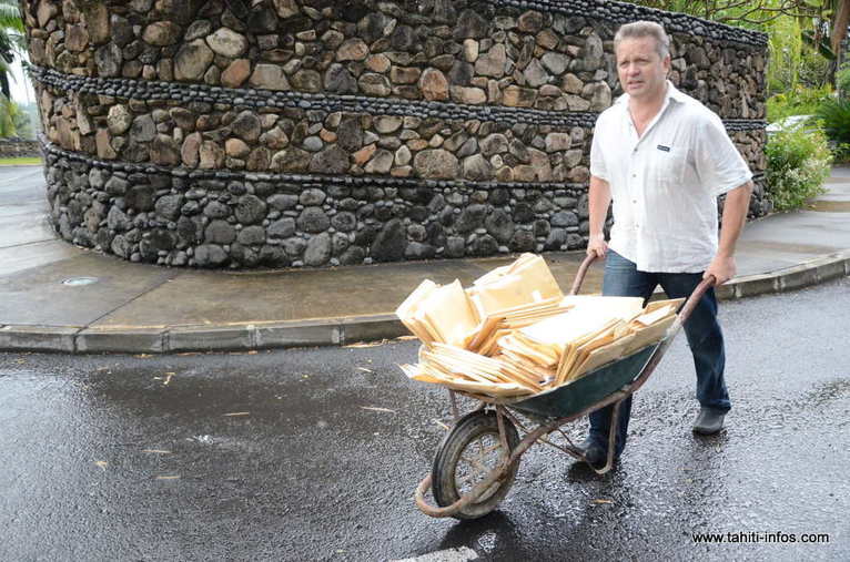 Le Dr Szym, spécialisé en chirurgie viscérale, manie la brouette ce vendredi. Le Dr Szym, spécialisé en chirurgie viscérale, manie la brouette ce vendredi.