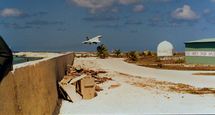 image d'archives: Le 13 septembre 1985, le président Mitterand, s'est rendu en Polynésie, a bord d'un concorde, et plus particulièrement, sur l'ile de Hao, base aérienne des essais nucléaires sur Mururoa image d'archives: Le 13 septembre 1985, le président Mitterand, s'est rendu en Polynésie, a bord d'un concorde, et plus particulièrement, sur l'ile de Hao, base aérienne des essais nucléaires sur Mururoa
