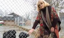 Elle mord son bulldog et est inculpée pour cruauté envers les animaux Elle mord son bulldog et est inculpée pour cruauté envers les animaux
