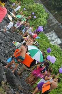 A Orofara, ses amis ont lâché des ballons mauves A Orofara, ses amis ont lâché des ballons mauves