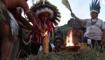 Rio+20: les plumes des Indiens remplacent celles du carnaval au sambodrome Rio+20: les plumes des Indiens remplacent celles du carnaval au sambodrome