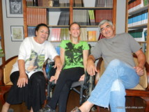 Nathalie entourée de sa mère et de son éditeur. Nathalie entourée de sa mère et de son éditeur.