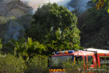 En Polynésie française, les incendies sur les versants escarpés posent immédiatement un problème d'accessibilité des moyens à proximité des foyers les plus actifs.