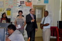 Jules Irrmann, chargé d’affaires à l’ambassade de France à Suva, l’attachée culturelle Emmanuelle Charrier et son assistante Fanny Louvel remettent début octobre 2014 une trentaine d’ordinateurs au Collège Suva Grammar. Jules Irrmann, chargé d’affaires à l’ambassade de France à Suva, l’attachée culturelle Emmanuelle Charrier et son assistante Fanny Louvel remettent début octobre 2014 une trentaine d’ordinateurs au Collège Suva Grammar.