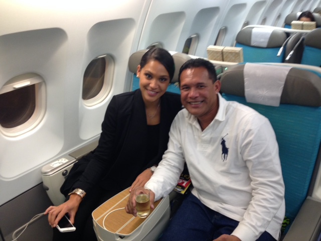 Hinarere dans l'avion à Roissy: départ imminent pour Papeete