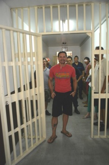 Nuutania: Teheiura rend visite aux détenus