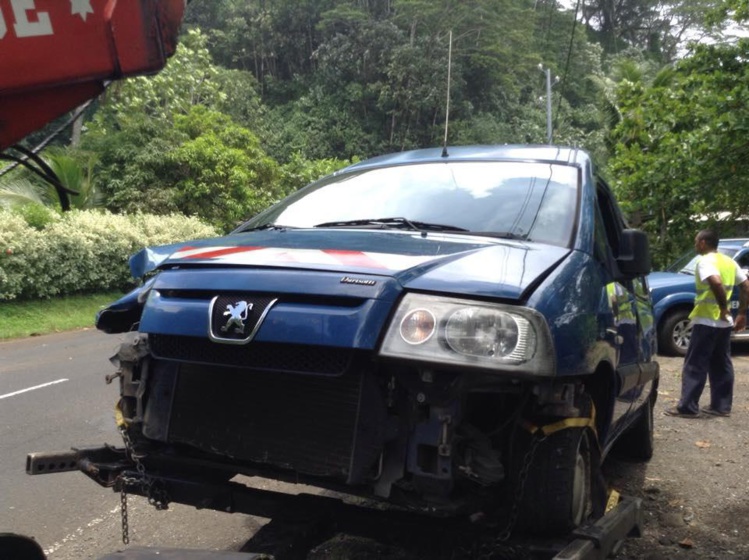 Lundi, une femme gendarme en service conduisait au niveau du PK 22 à Tiarei, sur la côte Est de Tahiti quand un chien a déboulé sur la route. Lundi, une femme gendarme en service conduisait au niveau du PK 22 à Tiarei, sur la côte Est de Tahiti quand un chien a déboulé sur la route.