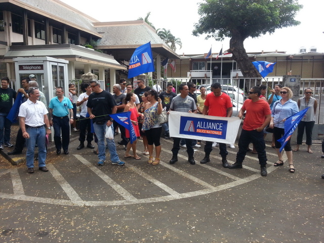 Pour Laurent Suard, représentant local du syndicat Alliance, à Papeete comme à Paris, les policiers souffrent "de la politique pénale du garde des Sceaux Christiane Taubira qui consiste à privilégier les mesures alternatives à la détention" pour les délinquants. "Cela conduit à des décisions de justice laxistes qui au bout du compte se retournent contre nous". Pour Laurent Suard, représentant local du syndicat Alliance, à Papeete comme à Paris, les policiers souffrent "de la politique pénale du garde des Sceaux Christiane Taubira qui consiste à privilégier les mesures alternatives à la détention" pour les délinquants. "Cela conduit à des décisions de justice laxistes qui au bout du compte se retournent contre nous".