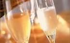 Verser le champagne dans une coupe inclinée donne une saveur optimale 