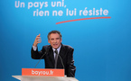 Bayrou raille "les trois impôts" de Sarkozy, se dit "très déçu" par Hollande