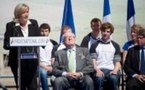 Marine Le Pen renvoie Hollande et Sarkozy dos-à-dos et votera blanc