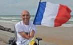Le nageur amputé français réussit la première étape de son tour du monde