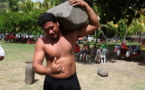 Sports traditionnels : Le « géant de Tubuai » soulève une pierre de 160 kg