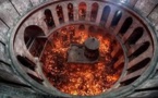 Les Chrétiens orthodoxes d'Orient reçoivent le "feu sacré" à Jérusalem