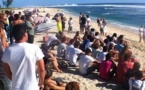 La Réunion : hommage au touriste tué par un requin, polémique sur les moyens d'information du public