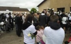 Marche blanche en Isère à la mémoire de Matthew et Carla, égorgés par leur père