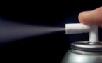 Brûlée au visage en allumant une cigarette alors que son amie se laque les cheveux