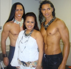 Ici avec Lorenzo et Ilango, Madame Hokulani, productrice des Grands Ballets de Tahiti au Japon et organisatrice du « tata'uraa 'ori »