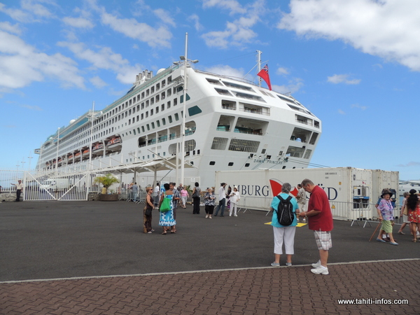 Arrivée du dawn Princess sur le port de Papeete