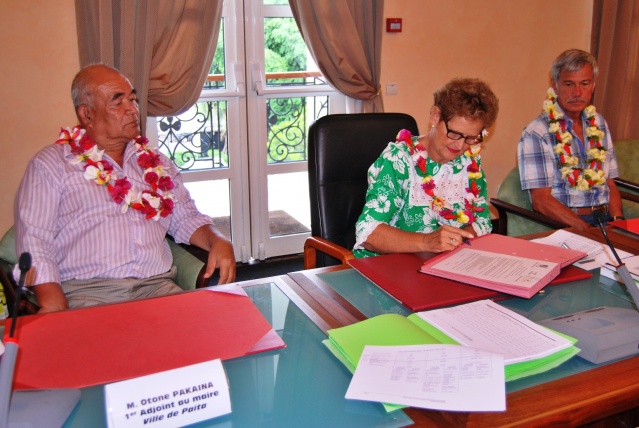 Signature de la délibération approuvant la charte de jumelage par le Conseil municipal de Pirae