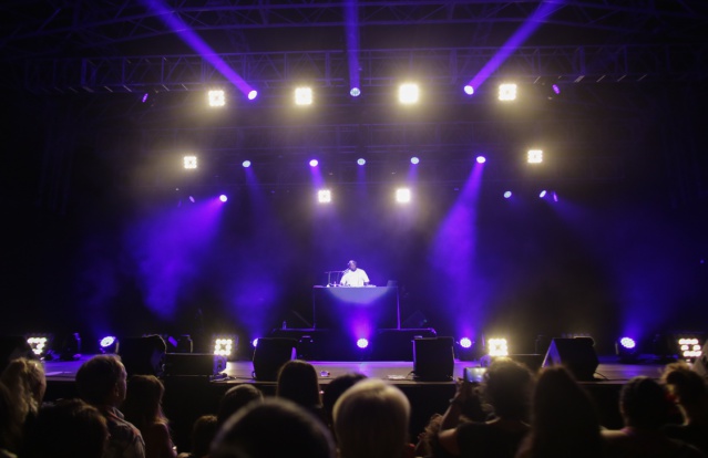 DJ Unity a assuré la première partie en attendant l’arrivée du chanteur.  Crédit Grégory Boissy.