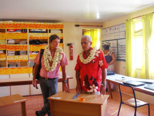 M. Georges HATITIO, maire de la commune de Rimatara et M. Eric ZABOURAEFF, chef de la subdivision administrative des îles Australes font le point de l’état d’avancement des travaux du CJA de Anapoto