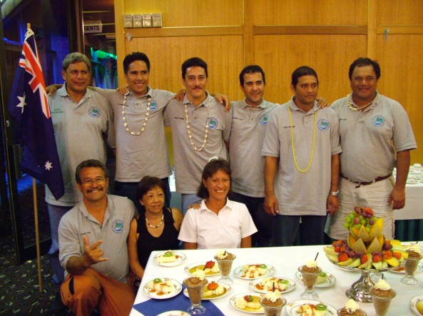 Léon a souvent accompagné en bon père de famille les délégations tahitiennes comme ici lors du tournoi OCéania en Nouvelle zélande