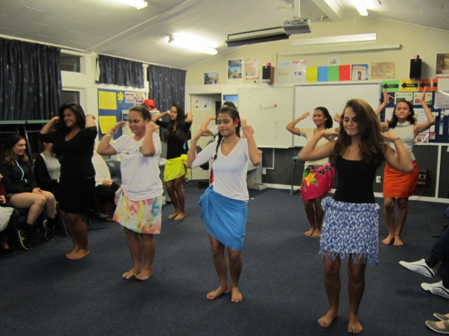 Démonstration de ori Tahiti par les élèves polynésiens.