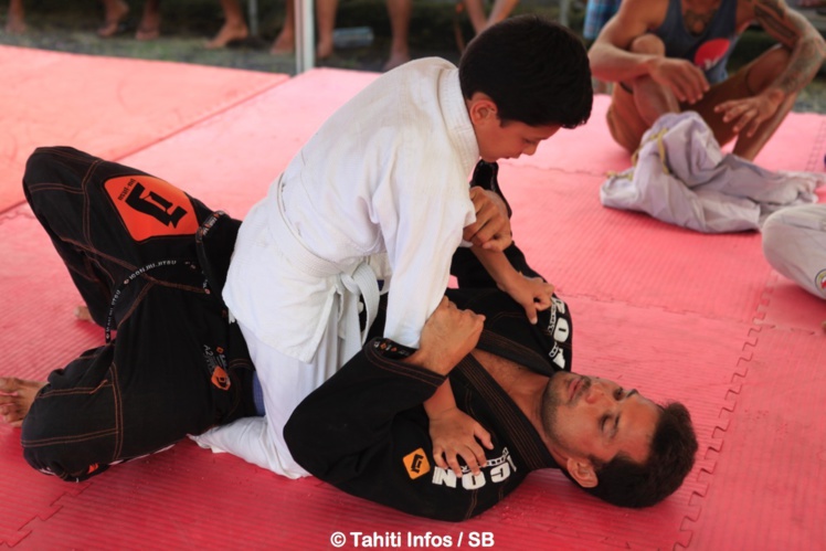 Initiation au jiu jitsu avec Michel Bourez Initiation au jiu jitsu avec Michel Bourez