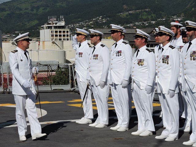 Le contre-amiral Denis Bertrand a reconnu le capitaine de frégate Christophe Le Coz dans ses fonctions de nouveau commandant de la frégate de surveillance Prairial.