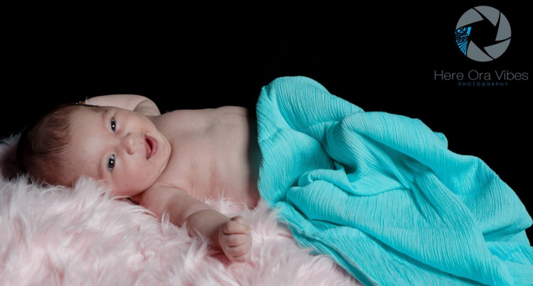 Mehiata Riaria présente sa petite fille Mehiata Riaria présente sa petite fille