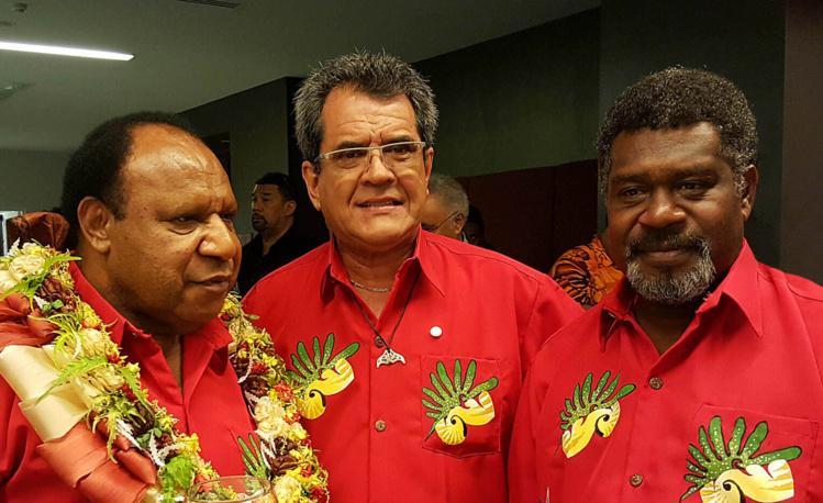 Le président Fritch avec, à gauche, le ministre des Affaires étrangères de la Papouasie-Nouvelle-Guinée, Rimbink Pato.
