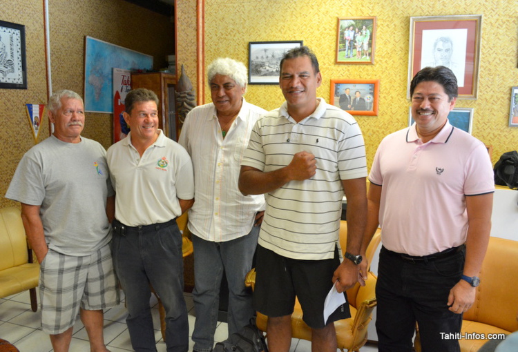 Tauhiti Nena, président du Comité Olympique de Polynésie française, entouré de plusieurs présidents de fédérations sportives membres du conseil d'administration du Comité