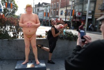 Une statue peu flatteuse de Trump nu fait sensation à New York