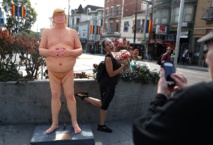 Une statue peu flatteuse de Trump nu fait sensation à New York Une statue peu flatteuse de Trump nu fait sensation à New York