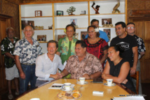Le maire de Papara, entouré des élus et du directeur général de Valgo, lors de la signature de la convention.