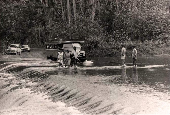 8. Le fameux radier de Tautira en 1950, qui permettait de franchir la rivière Vaitepiha.