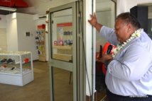 Le pasteur Junio Pumati, de l'église Maohi de Vaitape, a béni la boutique Vodafone de Bora Bora le jour de son ouverture. Le pasteur Junio Pumati, de l'église Maohi de Vaitape, a béni la boutique Vodafone de Bora Bora le jour de son ouverture.