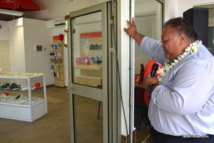 Le pasteur Junio Pumati, de l'église Maohi de Vaitape, a béni la boutique Vodafone de Bora Bora le jour de son ouverture.