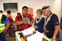 Les premiers clients découvrent les offres et les téléphones proposés dans la boutique. Les premiers clients découvrent les offres et les téléphones proposés dans la boutique.