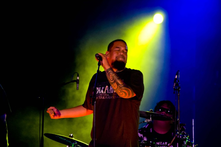 Poiti, le leader et chanteur de la formation, est attaché à sa terre et à sa culture. Poiti, le leader et chanteur de la formation, est attaché à sa terre et à sa culture.