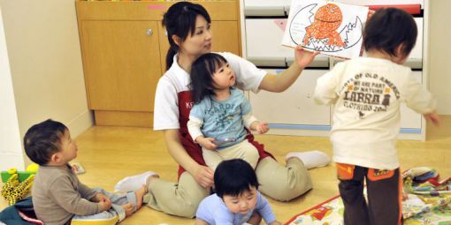Japon : le paradoxal et insoluble manque de crèches au pays de la dénatalité
