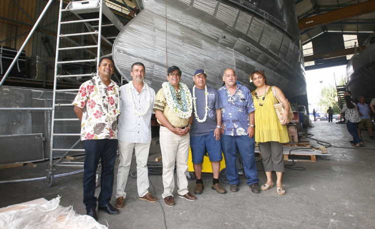 Le président Edouard Fritch et le ministre du Logement Tearii Alpha sont devant un thonier en construction destiné à M. Georges Moarii, qui bénéficie d’une défiscalisation du Pays. Le président Edouard Fritch et le ministre du Logement Tearii Alpha sont devant un thonier en construction destiné à M. Georges Moarii, qui bénéficie d’une défiscalisation du Pays.