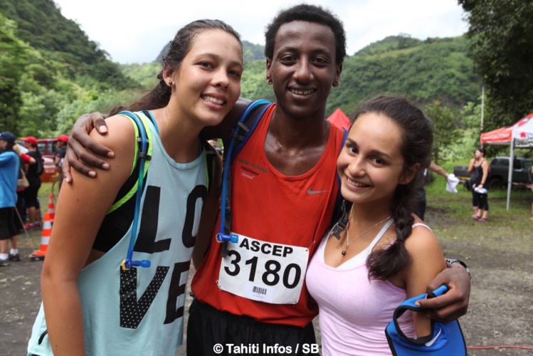Samuel avec ses amies Poehere et Hianau Samuel avec ses amies Poehere et Hianau