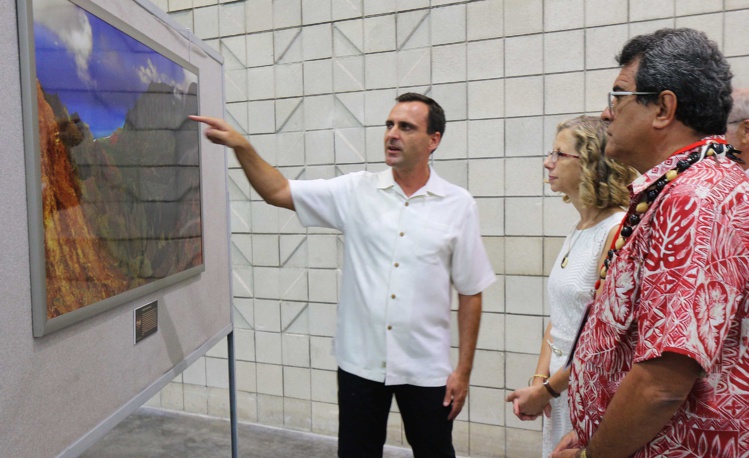 Exposition de photographies avec le soutien de la Fondation du Prince Albert de Monaco. Le photographe slovaque Filip Kulisev présente ses clichés au président Fritch et à la directrice générale de l'UICN, Inger Andersen. Exposition de photographies avec le soutien de la Fondation du Prince Albert de Monaco. Le photographe slovaque Filip Kulisev présente ses clichés au président Fritch et à la directrice générale de l'UICN, Inger Andersen.