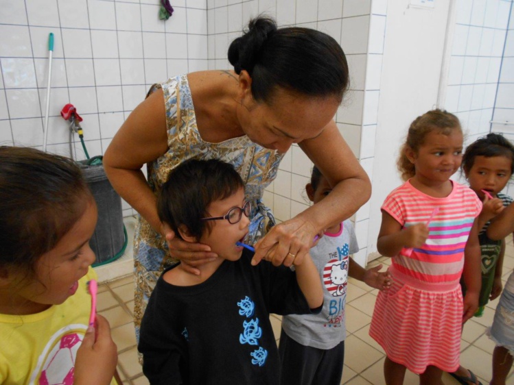 Des brosses à dents pour la rentrée scolaire à Huahine
